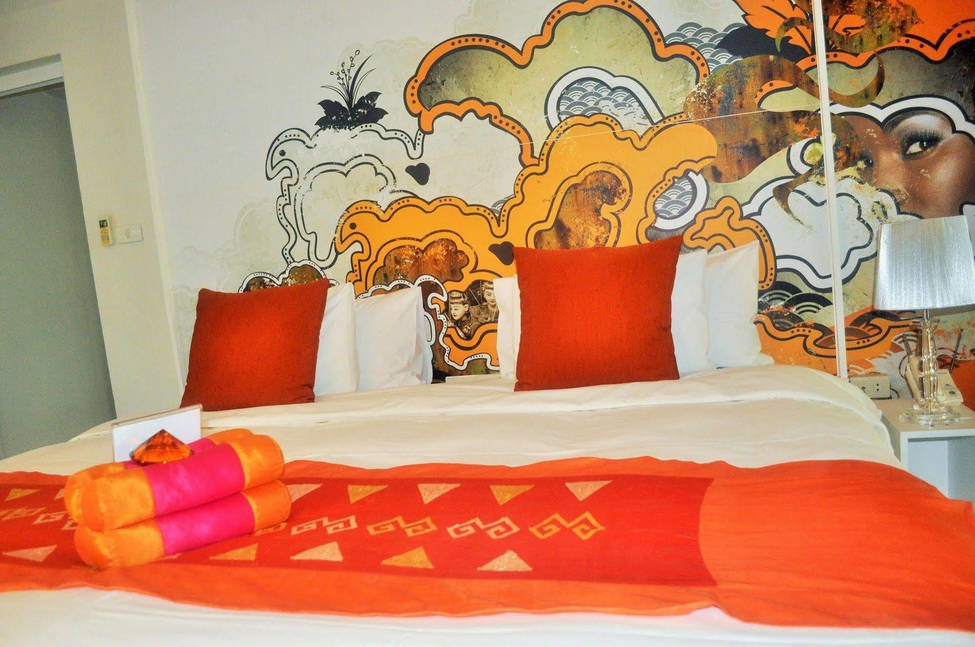Seven Hotel Bangkok Bagian luar foto