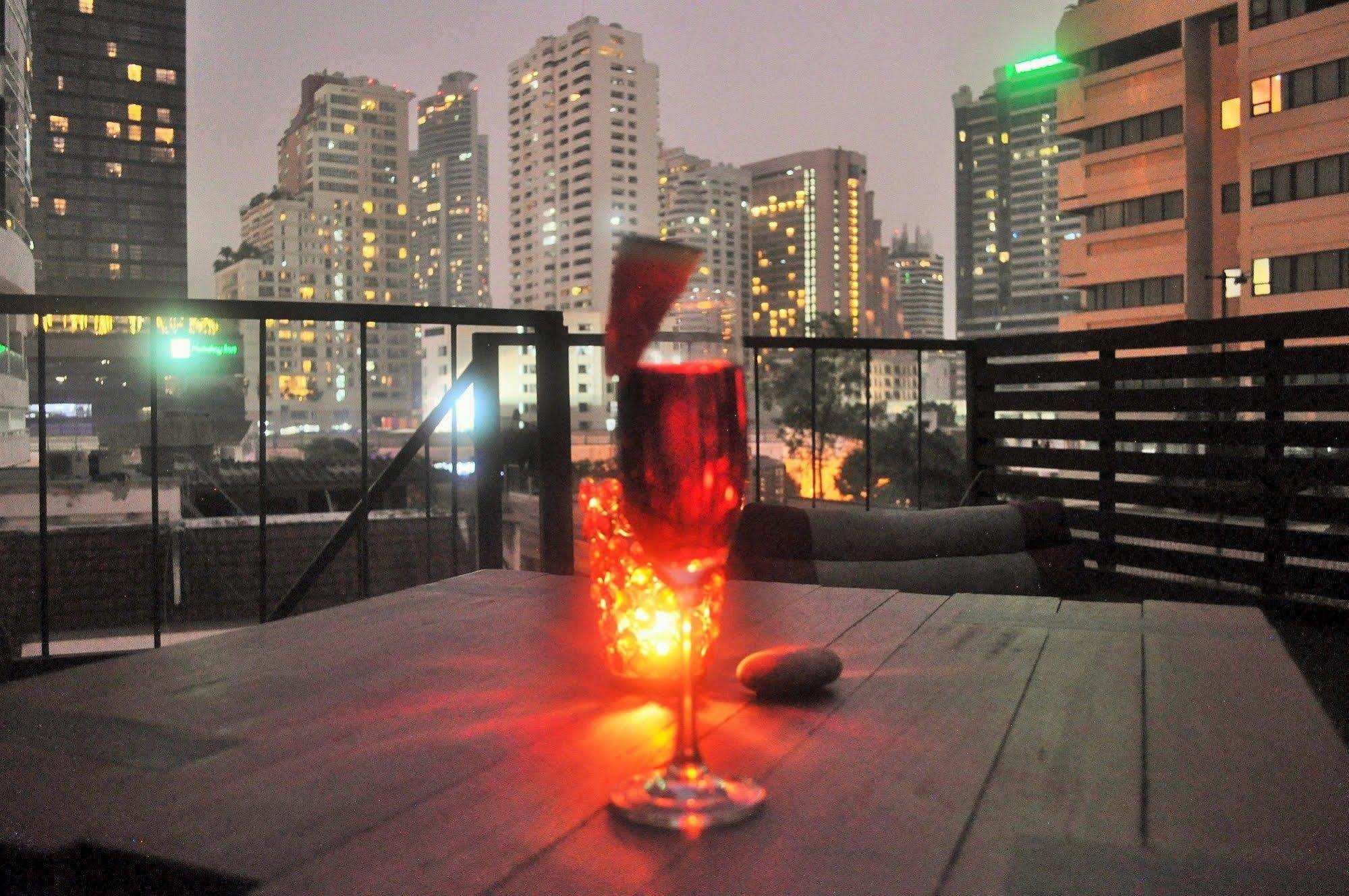 Seven Hotel Bangkok Bagian luar foto