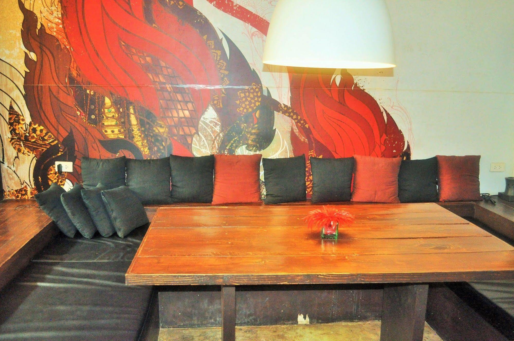 Seven Hotel Bangkok Bagian luar foto